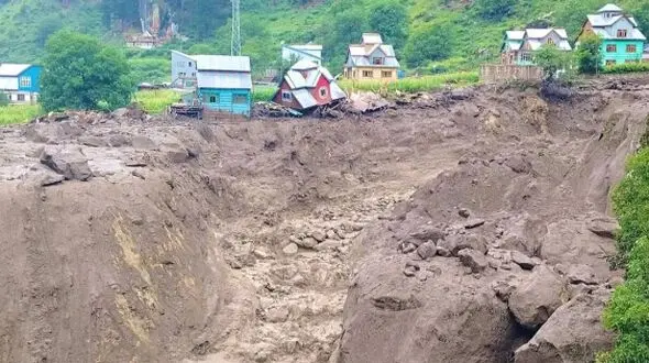 جان‌باختن ۴۶ نفر در حادثه انفجار ابر در کشمیر هند