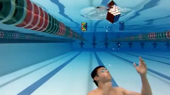 جوان کره ای موفق به حل کردن 3 مکعب روبیک در زیر آب شد + فیلم و عکس