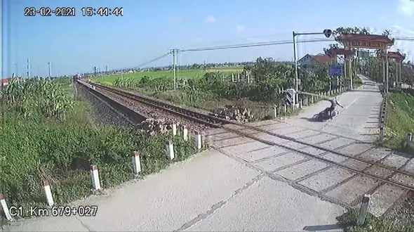 لحظات نفسگیر از لحظه نزدیک شدن قطار به موتورسوار حادثه دیده + فیلم