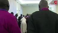 پاپ برای جلوگیری از یک جنگ کفش رهبران سودان جنوبی را بوسید+ فیلم