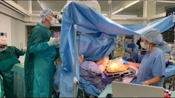 عجیب ترین جراحی مغز روی زن ایتالیایی / در اتاق عمل چه گذشت؟ + عکس