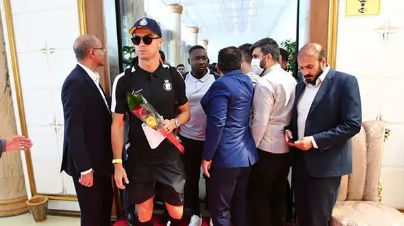 خنده رونالدو به زمین خوردن محافظش!+ فیلم