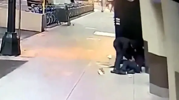 ببینید / سرقت عجیب بی خانمان از مرد بخشنده