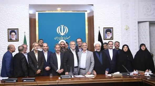 اعضای مجمع نمایندگان استان اصفهان به دیدار رئیس جمهور رفتند/ مطالبات و دغدغه های اصفهان مطرح شد