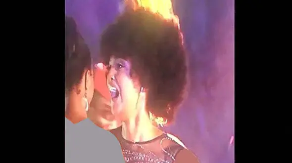 ملکه زیبایی در مراسم تاجگذاری‌ اش آتش گرفت+ عکس
