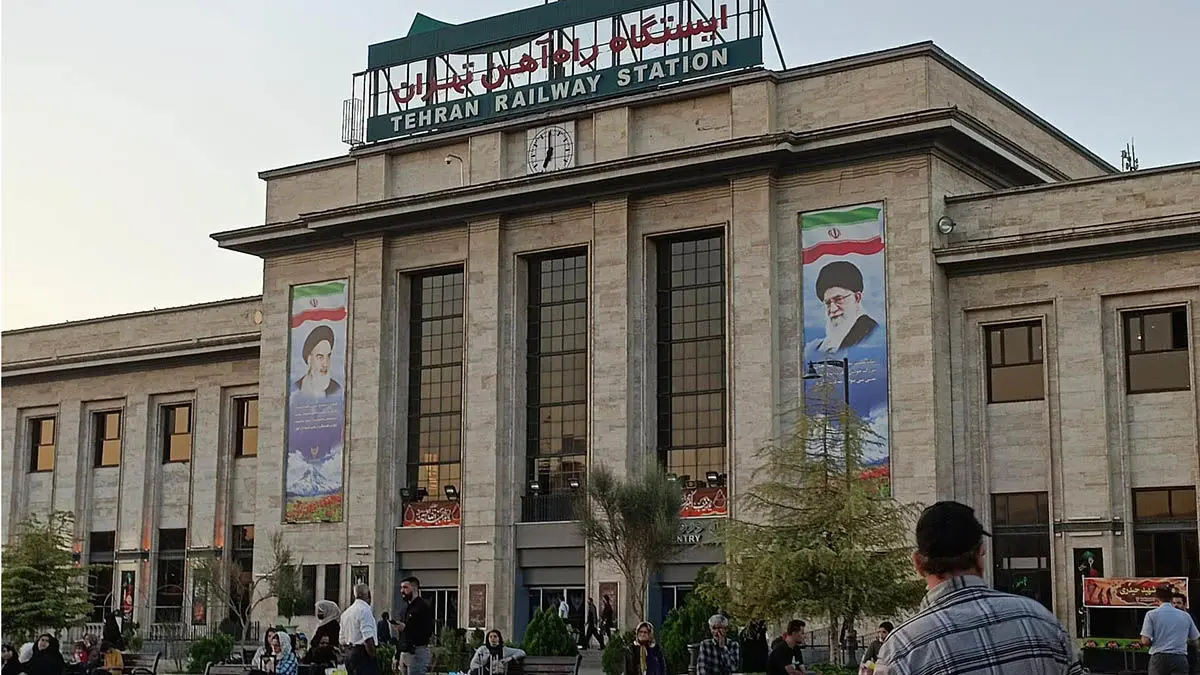 اعتراض مسافران به مدیریت شرکت راه آهن / مسافران تهران-رشت سردرگم شدند