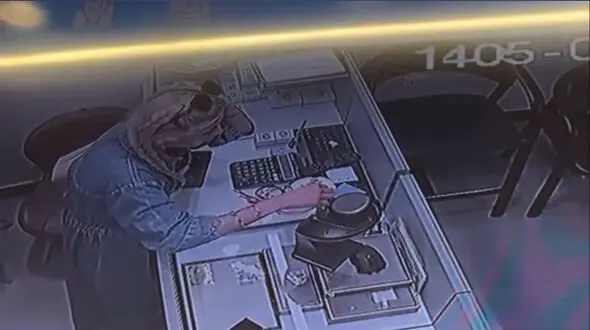 فیلم لحظه عجیب ترین سرقت طلا در آمل /  زن جوان طلای روی ترازو را بلعید!
