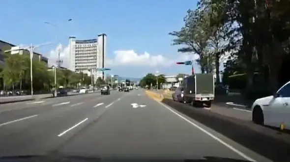 فیلم تصادف عجیب / دختر و پسر موتور سوار از آسمان روی خودرو افتادند!