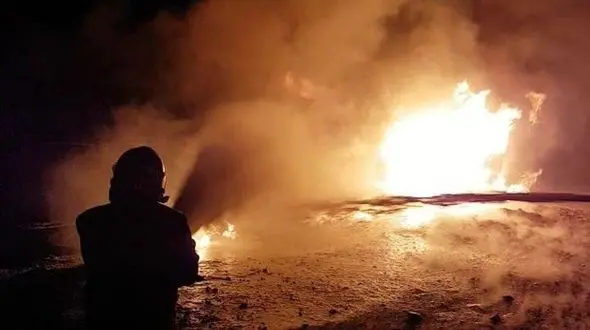 آتش سوزی گسترده 9 خودروی سنگین در اهوار / علت حریق نامعلوم!