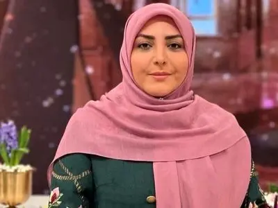 عکس / با المیرا شریفی مقدم خوش استایل باشید / نگاهی به عبای زیبا و باوقار سنگوزی شده خانم مجری شیک