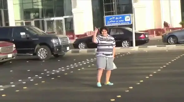رقص خیابانی یک جوان سعودی دردسرساز شد +فیلم
