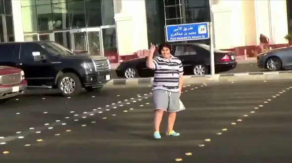 رقص خیابانی یک جوان سعودی دردسرساز شد +فیلم