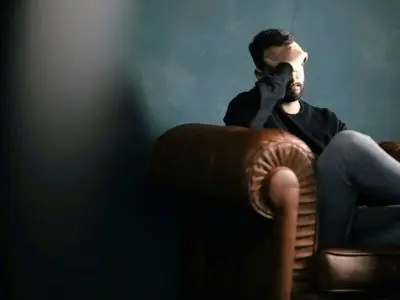 چگونه بر حس ناکارآمدی غلبه کنیم؟ اصول علمی و عملی برای رشد فردی