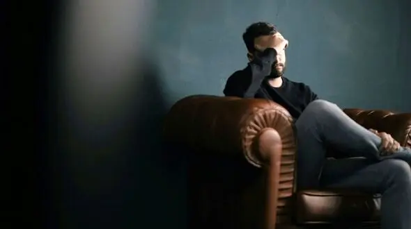چگونه بر حس ناکارآمدی غلبه کنیم؟ اصول علمی و عملی برای رشد فردی
