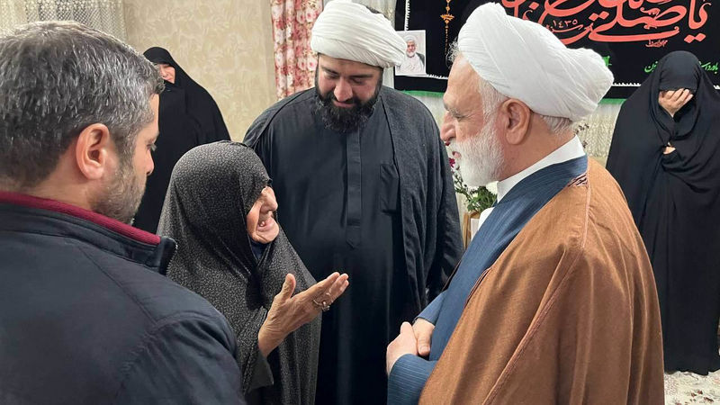  حجت‌الاسلام والمسلمین محسنی اژه‌ای در منازل شهیدان حجج‌الاسلام والمسلمین آقایان رازینی و مقیسه حاضر شد