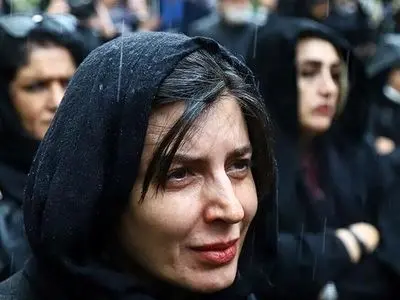 عکس/ نگاهی به میز عزای اصیل و بدون تجملات مادرشوهر دکتر لیلا حاتمی و تزئین ایرانی پسند آن با زیرمیزی اعیانی/ روحش شاد و یادش گرامی