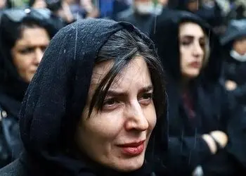 عکس/ نگاهی به میز عزای اصیل و بدون تجملات مادرشوهر دکتر لیلا حاتمی و تزئین ایرانی پسند آن با زیرمیزی اعیانی/ روحش شاد و یادش گرامی