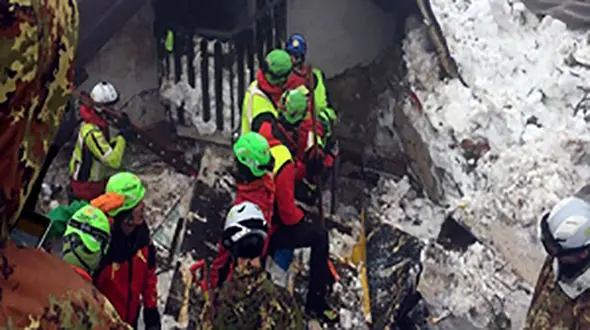 سقوط بالگرد امدادرسانی در محل ریزش بهمن در ایتالیا 