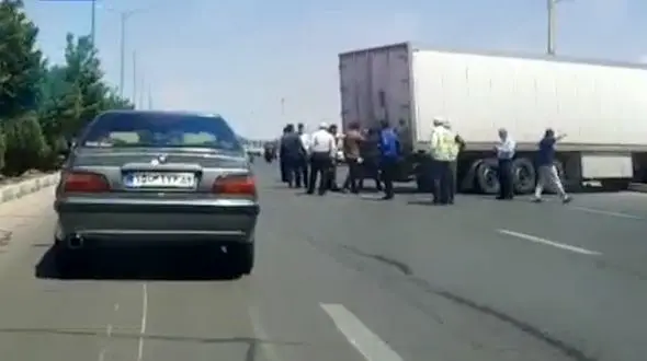 فیلم / صحنه درگیری مسلحانه مردان ناشناس با نیروی انتظامی یزد