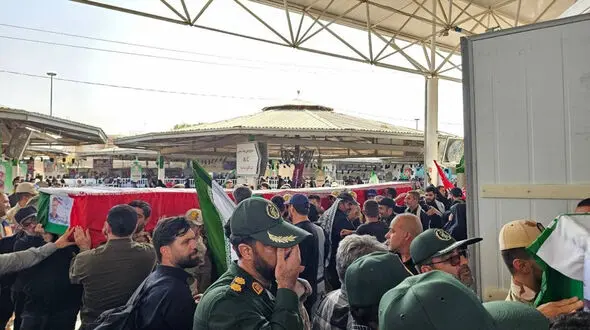 پیکر ۵ شهید ایرانی حملات آمریکا و عربستان، از مرز مهران وارد کشور شد