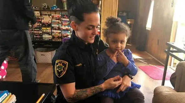 درخواست کمک از پلیس برای پوشیدن شلوار + عکس