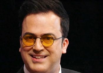 خوانندگی شاد و شنگول حامد آهنگی با آهنگ معروف مثلاً روم زوم کنی برای کشف استعداد/ مهمون از خنده غش کرد+فیلم