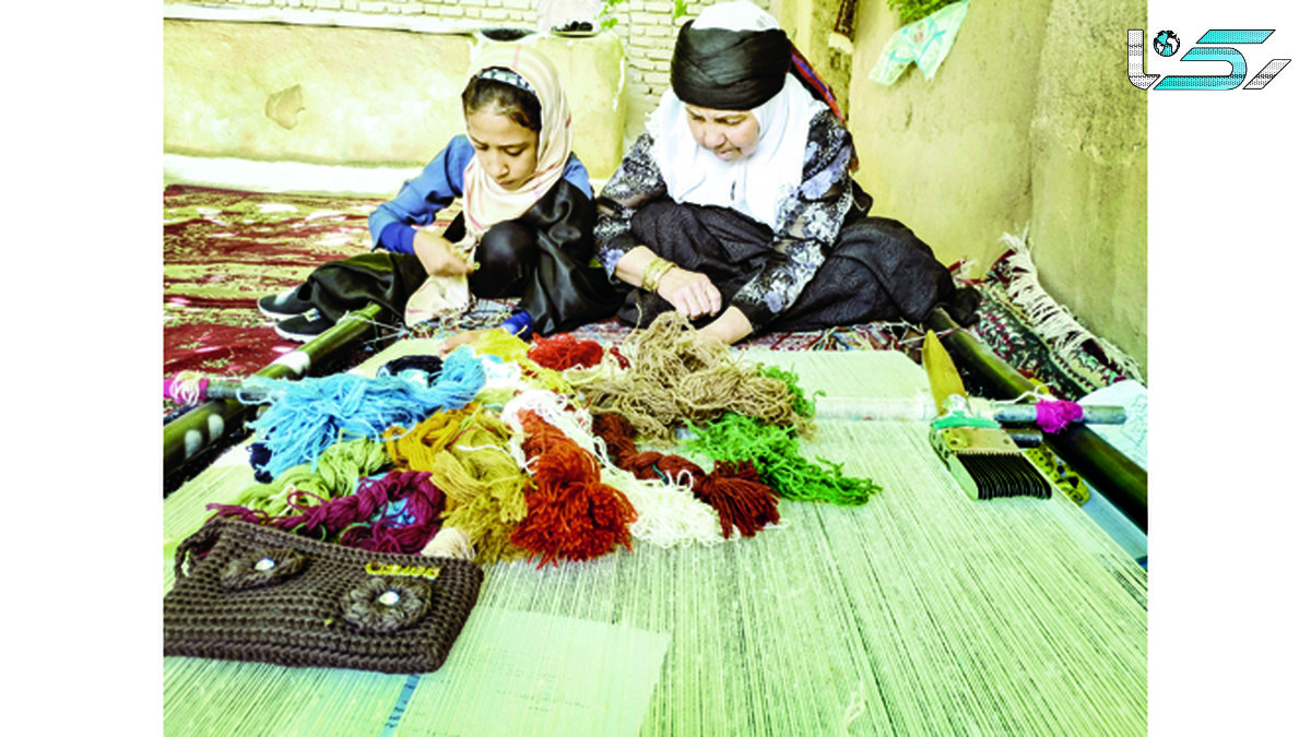 روستایی با تارهای رنگین کمانی گلیم بافی