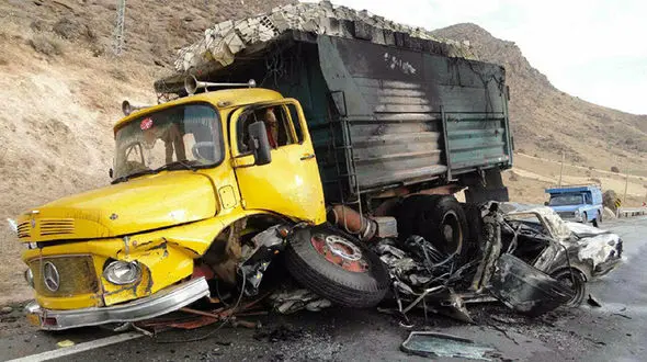 پیکان زیر کامیون له شد و در آتش سوخت+تصاویر