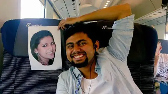 تازه‌ داماد با عکس عروس به ماه عسل رفت +عکس