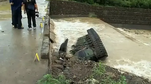 فیلم سقوط تانک نظامی از پل که جان 3 سرباز را گرفت + تصاویر