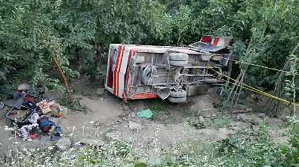 سقوط مینی بوس به دره با 16 مسافر در سنندج+عکس