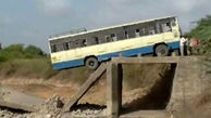 اتوبوس پر از مسافر معلق  روی پل+ فیلم و عکس از سانحه عجیب