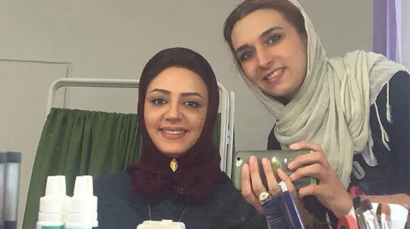 خانم بازیگر معروف و کم کار در اتاق گریم +عکس