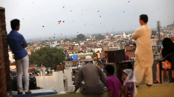 نخ بادبادک گلوی دو کودک را که سرشان را از سانروف بیرون آورده بودند را  برید / کودک 3 ساله در آغوش مادر جان سپرد