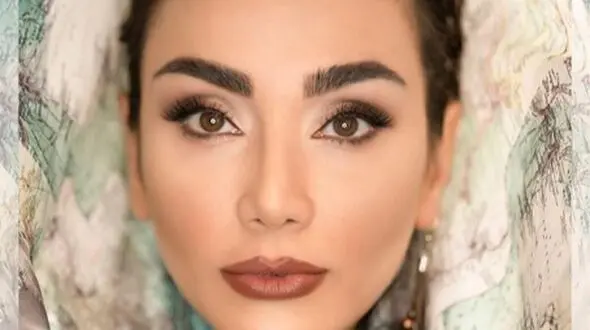 نگاهی به چیدمان  شاهانه و سنتی خونه مجردی خاطره حاتمی / از مبلمان کلاسیک تا تابلوی هنری و گل‌های انرژی بخش