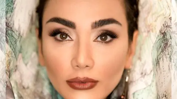 نگاهی به چیدمان  شاهانه و سنتی خونه مجردی خاطره حاتمی / از مبلمان کلاسیک تا تابلوی هنری و گل‌های انرژی بخش