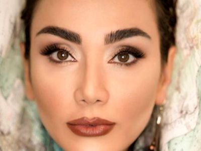 نگاهی به چیدمان  شاهانه و سنتی خونه مجردی خاطره حاتمی / از مبلمان کلاسیک تا تابلوی هنری و گل‌های انرژی بخش