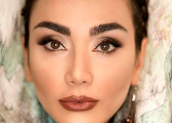 نگاهی به چیدمان  شاهانه و سنتی خونه مجردی خاطره حاتمی / از مبلمان کلاسیک تا تابلوی هنری و گل‌های انرژی بخش