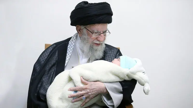 حضرت آیت‌الله خامنه‌ای رهبر معظم انقلاب اسلامی ظهر امروز در دیدار خانواده‌های شهدای نیروی پدافند هوایی ارتش