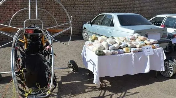 قاچاق پروازی مواد مخدر 2 برادر با پاراگلایدر + عکس متهمان سوار بر پاراگلایدر