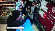 شجاعت زن جوان دزد مسلح را فراری داد+فیلم سرقت مسلحانه از یک فروشگاه