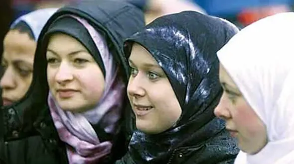 محکوم شدن آرایشگر زن به خاطر شرط زن مسلمان برای کوتاه کردن موهایش