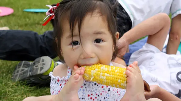 توانایی های بی نظیر دختر بچه ای که دست ندارد+عکس