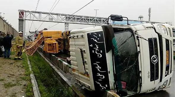 حمل نامناسب جرثقیل معلق ، تریلی را واژگون کرد