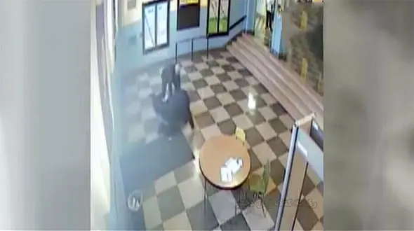 فیلم برخورد خشن 2 مامور پلیس با دختر 17 ساله 