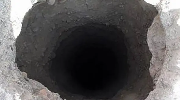 سقوط پدر و پسر در چاه 35 متری