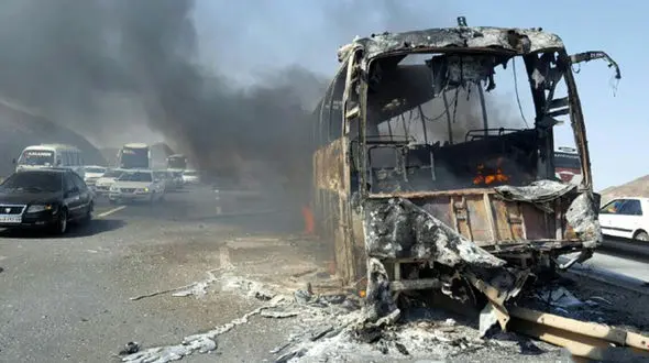 فیلم آتش سوزی اتوبوس مسافربری در اتوبان / یکی از مسافران زنده زنده در آتش سوخت +تصاویر