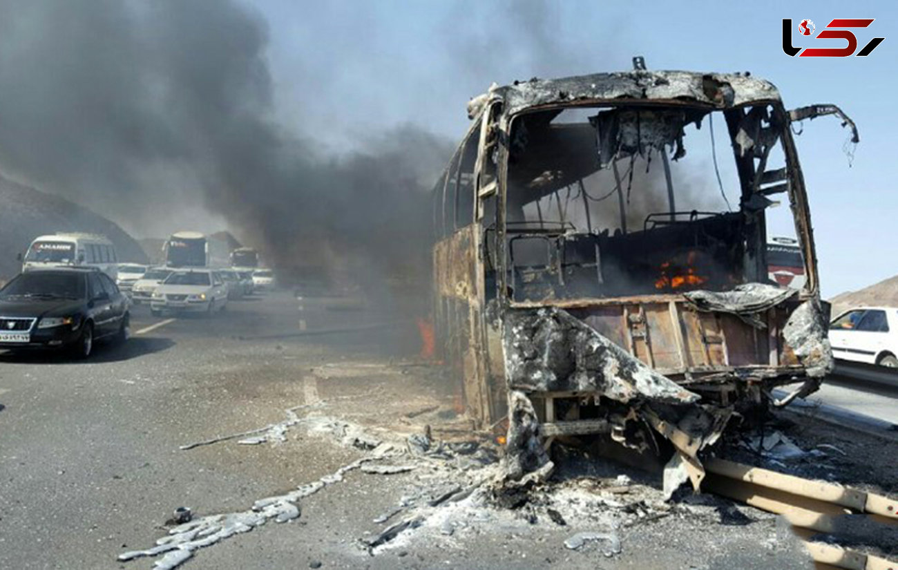 فیلم آتش سوزی اتوبوس مسافربری در اتوبان / یکی از مسافران زنده زنده در آتش سوخت +تصاویر