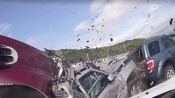 فیلم لحظه نجات شجاعانه یک زن از داخل خودرویی در آتش / این حادثه پس از  تصادف زنجیره ای در اتوبان رخ داد + تصاویر