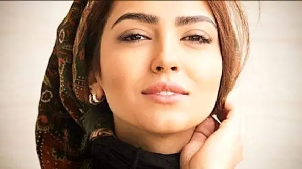  شباهت جذاب ترین دختر سینمای ایران به مادرش + عکس مادر زیبای مونا کرمی 